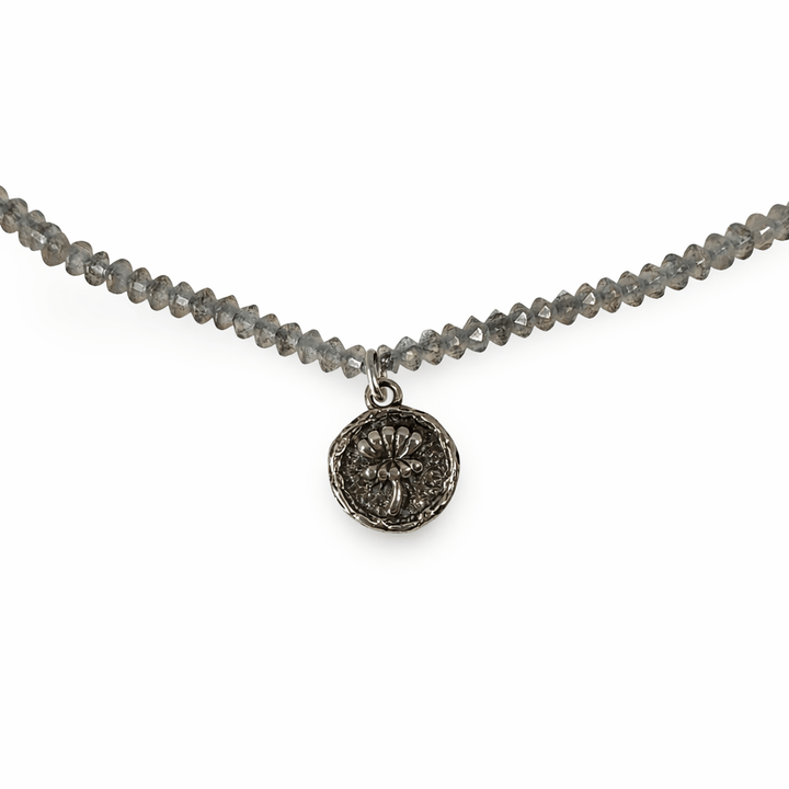 Zierliches Labradorit - Kettchen mit Lotus - Anhänger aus Silber - Atelier Tibet