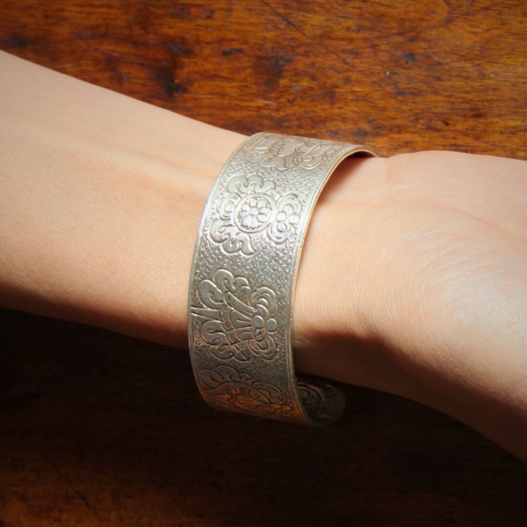 Ziselierte Glückssymbol - Armspange aus Silber - Atelier Tibet