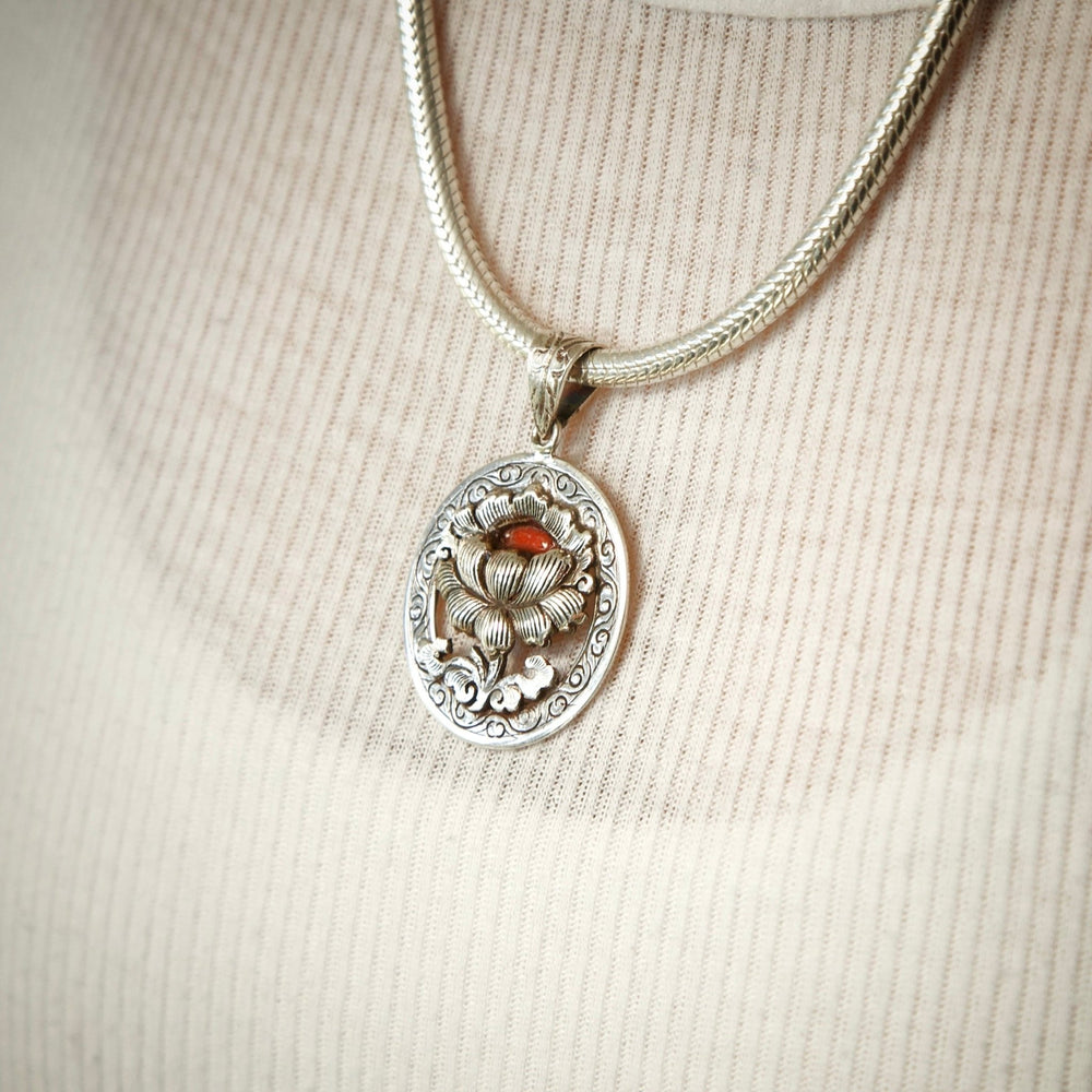 Ziselierter Tibetischer Lotus - Anhänger - Atelier Tibet