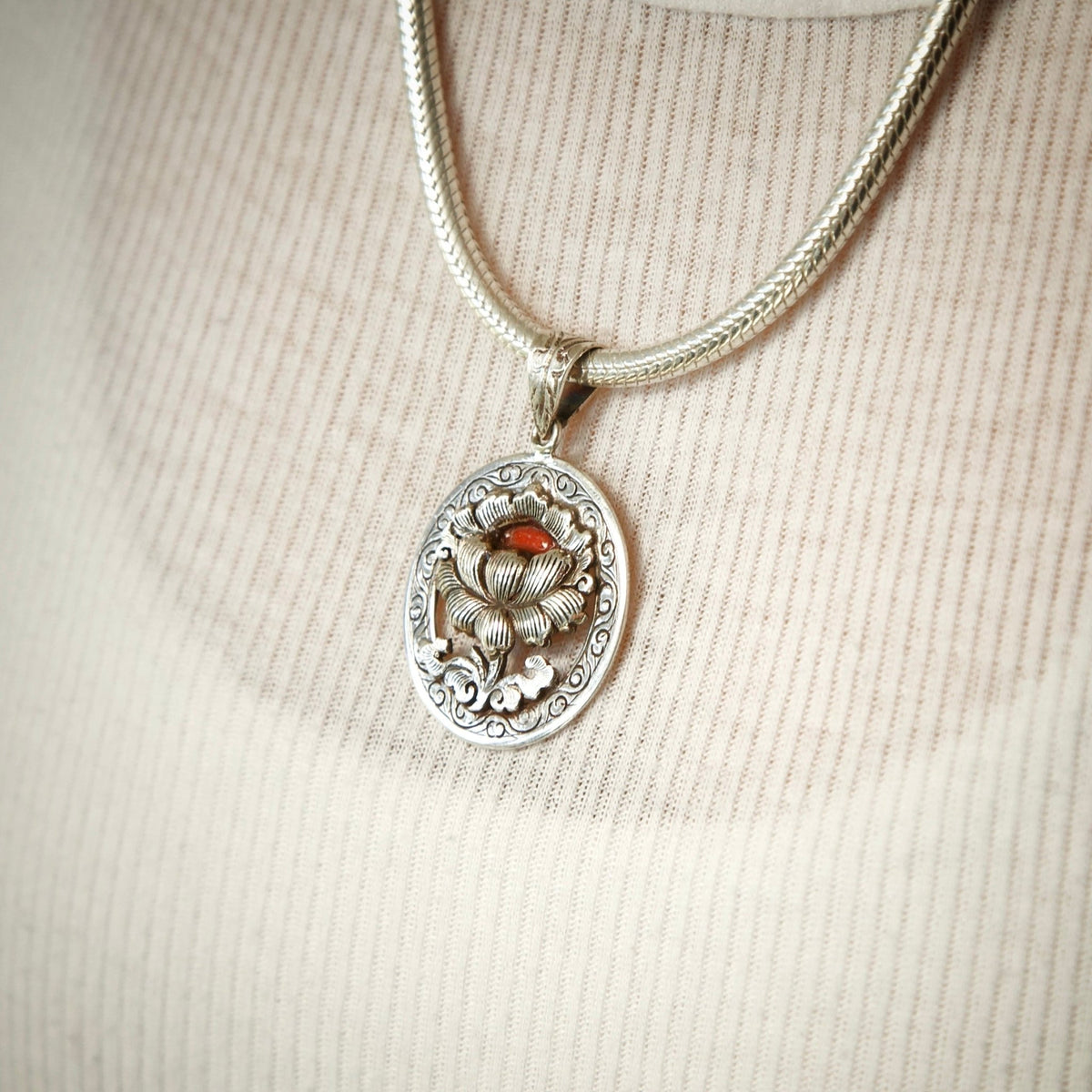 Ziselierter Tibetischer Lotus - Anhänger - Atelier Tibet