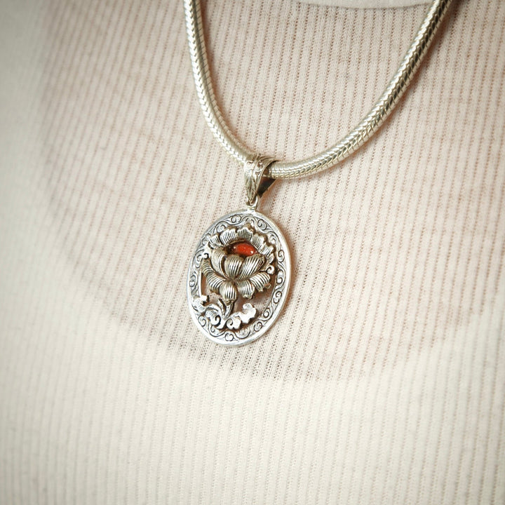 Ziselierter Tibetischer Lotus - Anhänger - Atelier Tibet