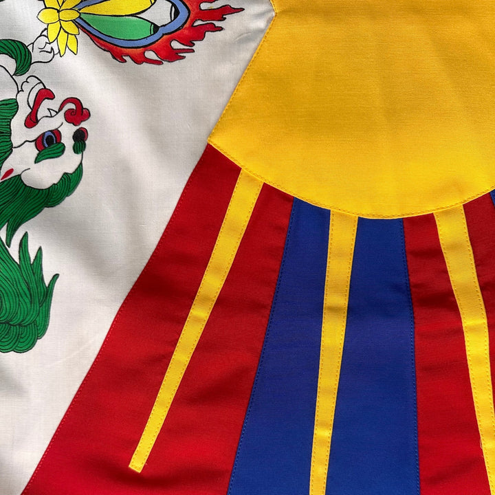 Aufwendig hergestellte, grosse «Schneelöwen-Flagge» aus Seide - Atelier Tibet