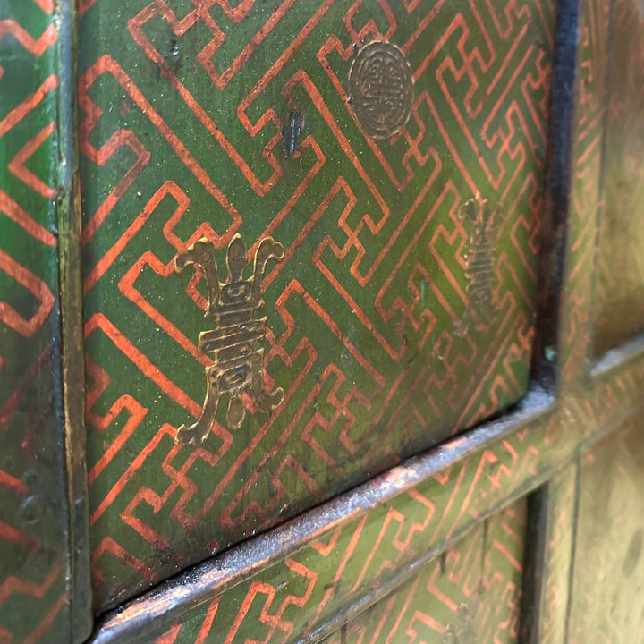 Grüne tibetische Kommode mit Endlosknoten-Dekoration - Atelier Tibet