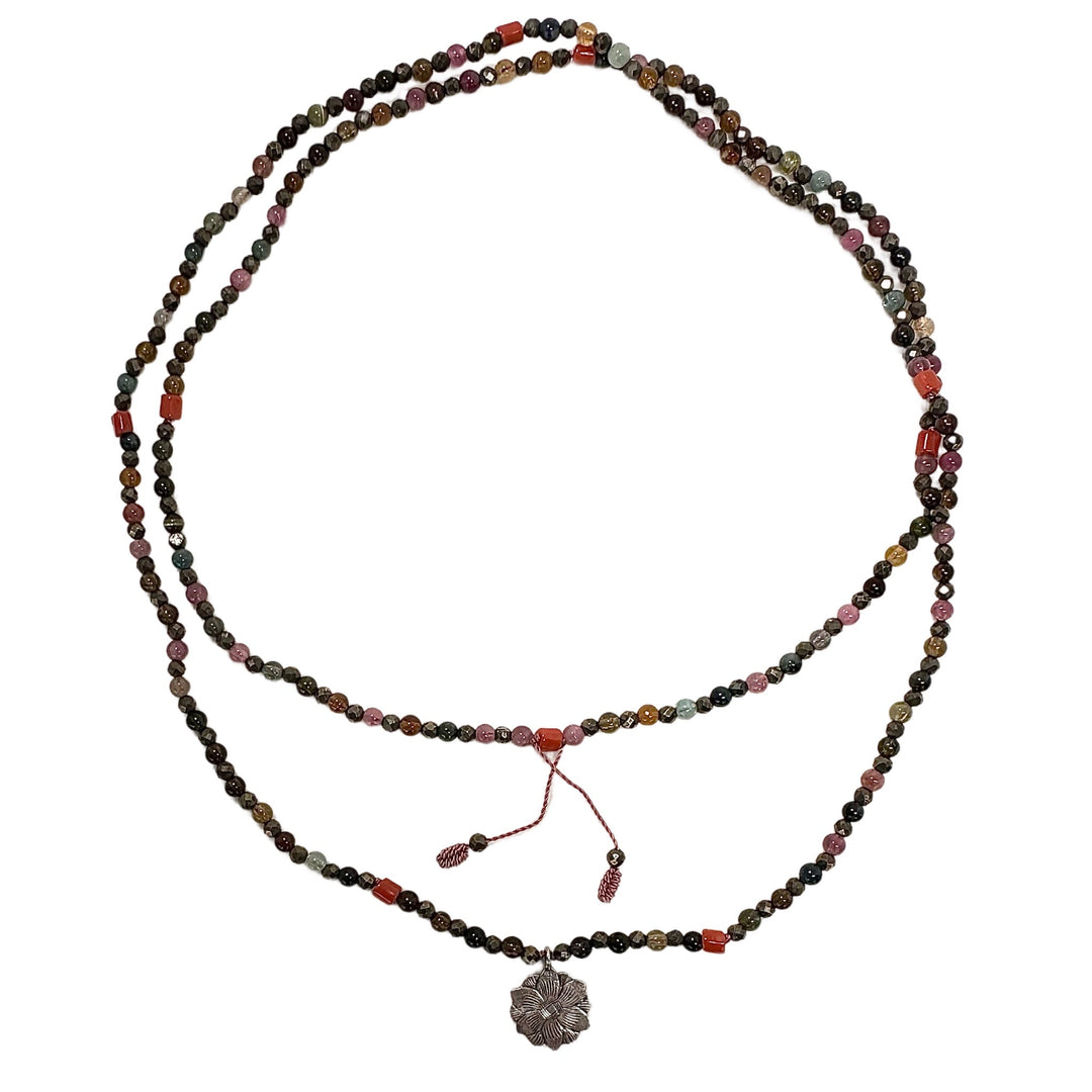 Halskette aus verschiedenen Halbedelsteinen mit Silber-Lotus-Anhänger - Atelier Tibet