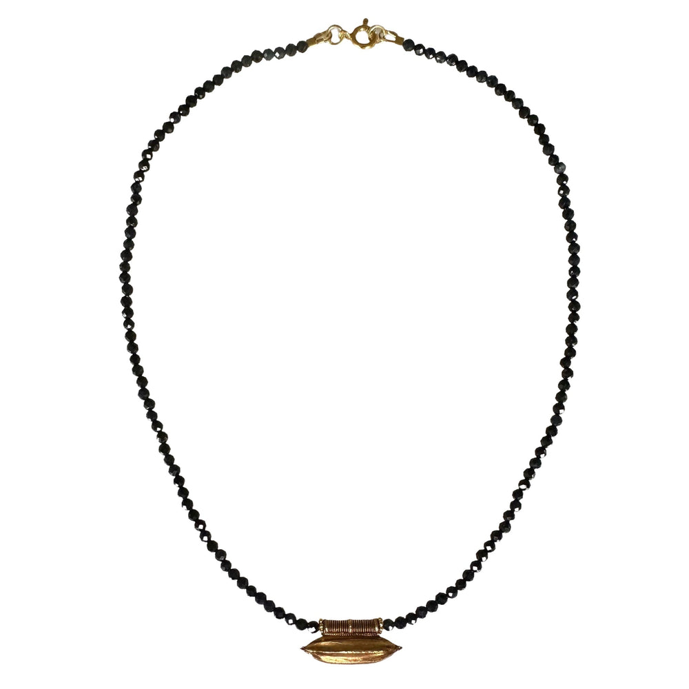 Limited Edition #12: Saphir-Halskette mit antikem indischem Goldanhänger - nur 1 Stück! - Atelier Tibet