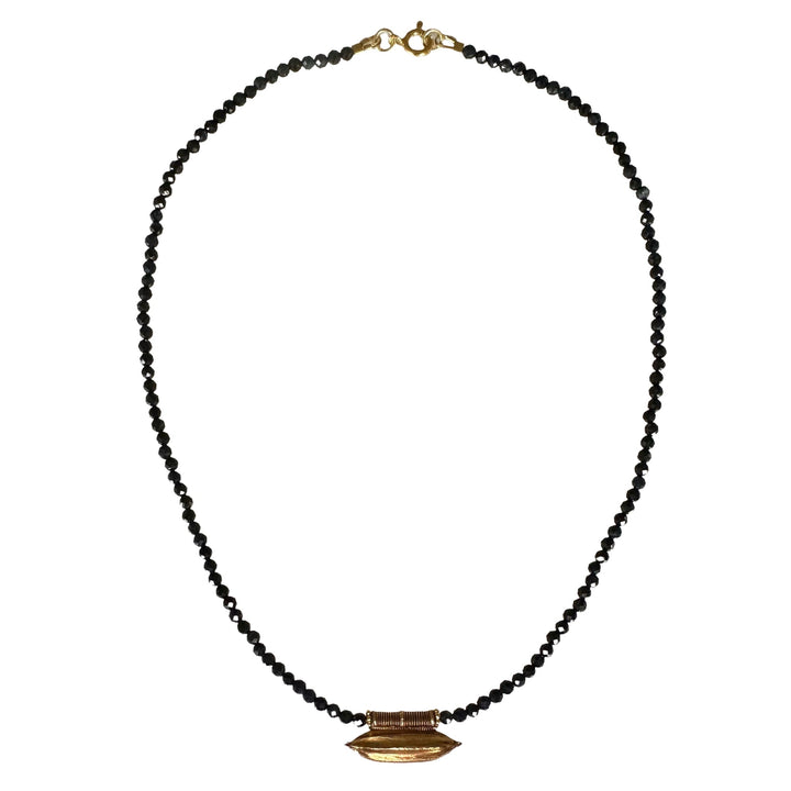 Limited Edition #12: Saphir-Halskette mit antikem indischem Goldanhänger - nur 1 Stück! - Atelier Tibet