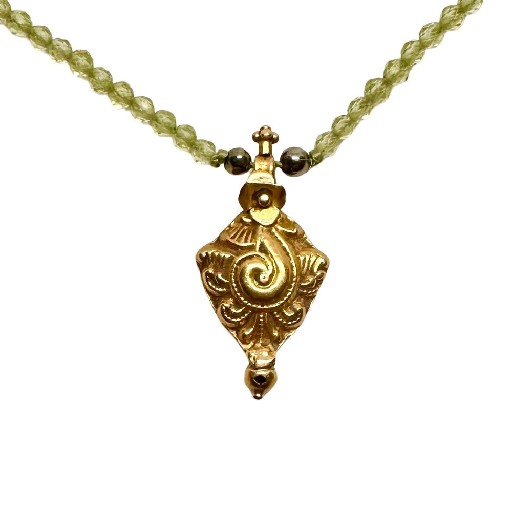Limited Edition #4: Peridot-Halskette mit antikem indischem Goldanhänger - nur 3 Stück! - Atelier Tibet