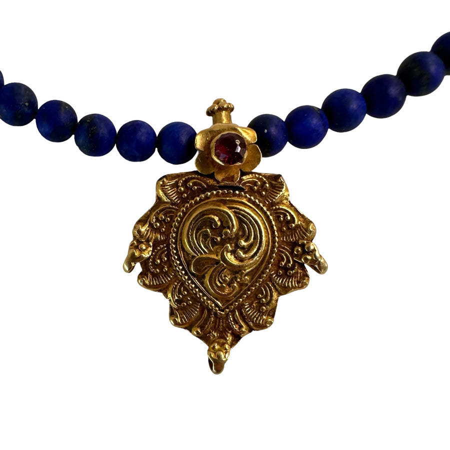 Limited Edition #6: Lapis Lazuli-Halskette mit antikem indischem Goldanhänger - nur 1 Stück! - Atelier Tibet