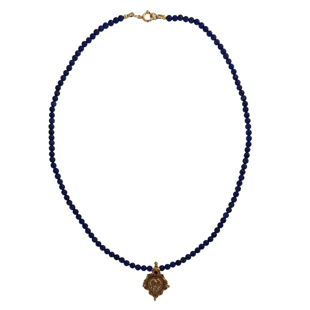 Limited Edition #6: Lapis Lazuli-Halskette mit antikem indischem Goldanhänger - nur 1 Stück! - Atelier Tibet