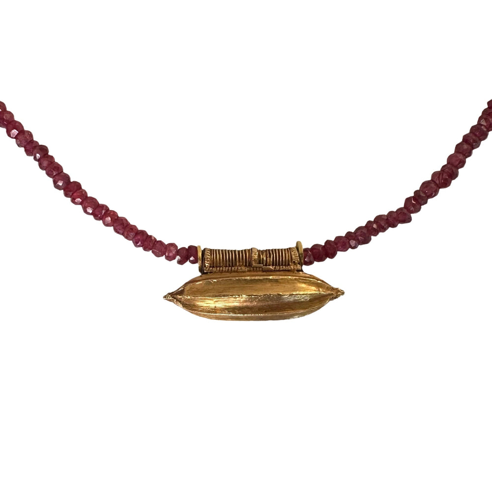 Limited Edition #8: Rubin-Halskette mit antikem indischem Goldanhänger - nur 3 Stück! - Atelier Tibet