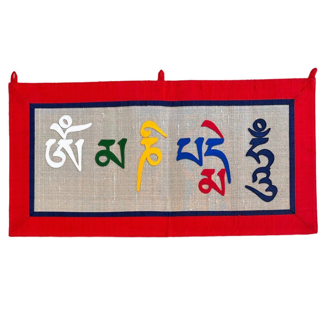 «Om Mani Padme Hum»-Wandbehang aus Seidenbrokat - Atelier Tibet