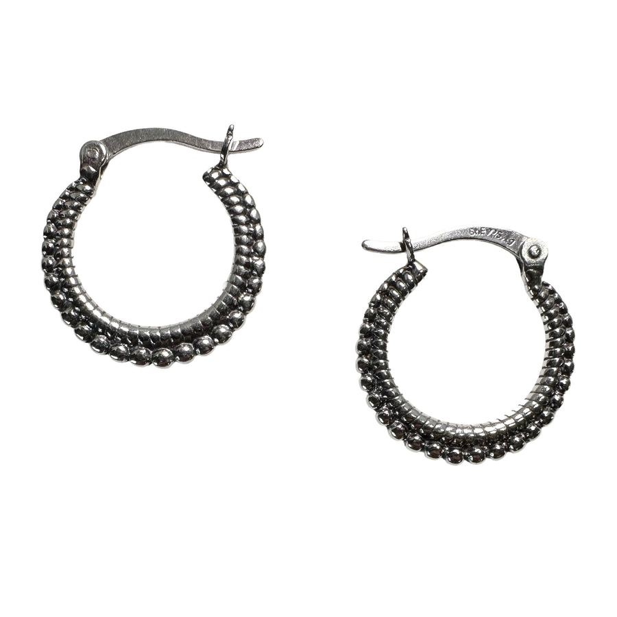 Zierliche flache Kreolen mit Kugelmuster, Silber oder vergoldet, Ø 18 mm - Atelier Tibet