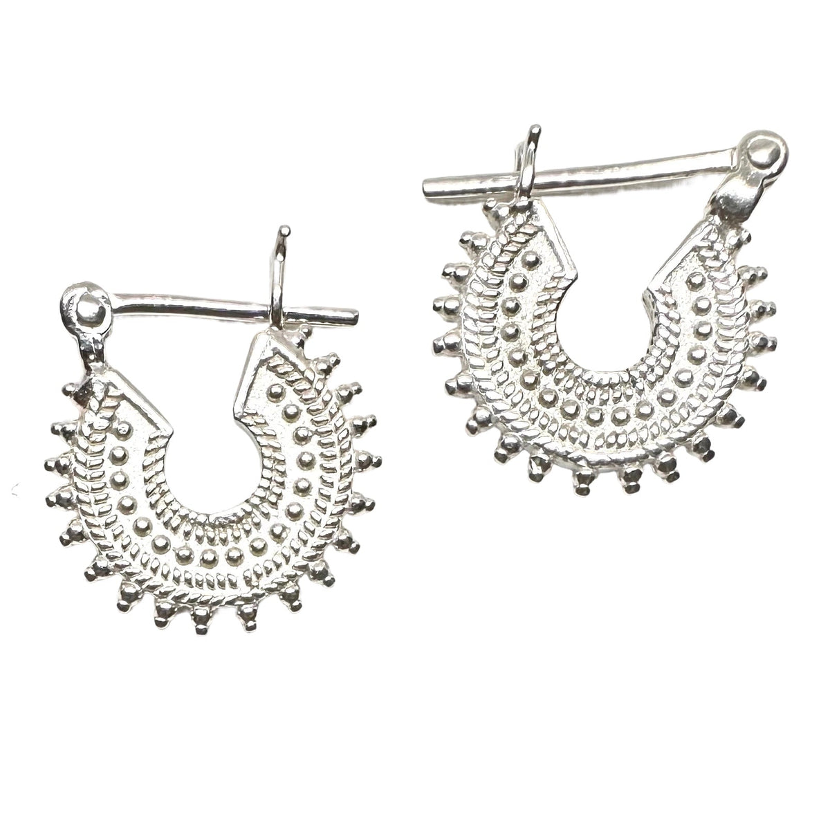Zierliche Kreolen mit Kugelverzierung, Silber oder vergoldet, Ø 18 mm - Atelier Tibet